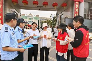 热刺女足赛前，张琳艳随队来到球场